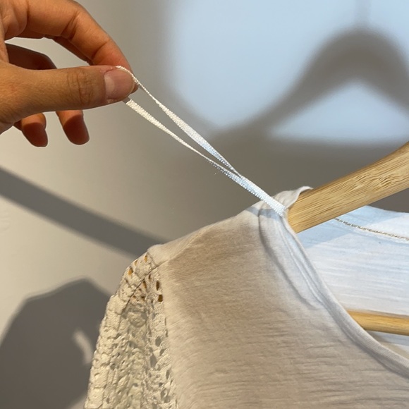 Two by Vince Camuto Flowy Batwing Top - Picture 3 of 9